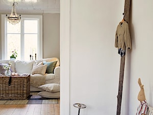 Skandynawski letni dom - Mały z wieszakiem biały hol / przedpokój, styl skandynawski - zdjęcie od Casa Bianca