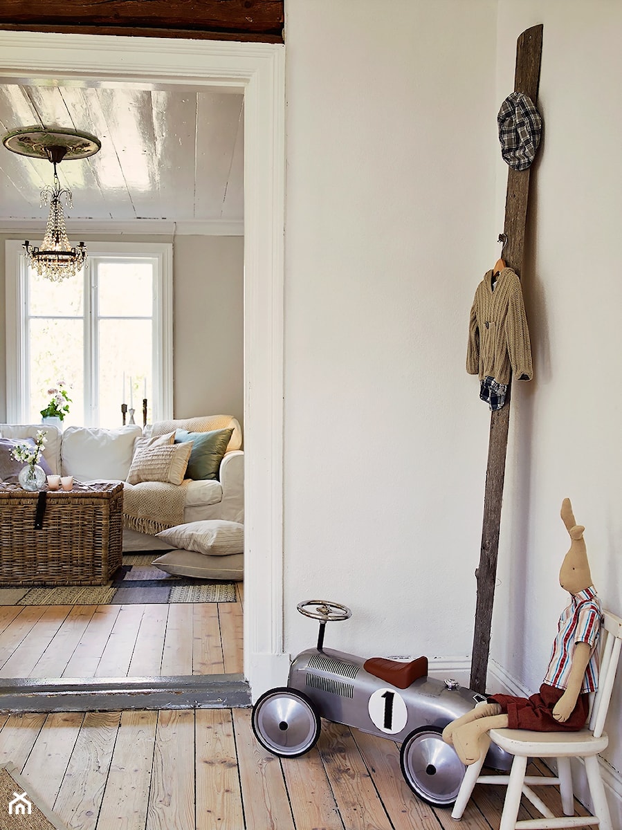 Skandynawski letni dom - Mały z wieszakiem biały hol / przedpokój, styl skandynawski - zdjęcie od Casa Bianca