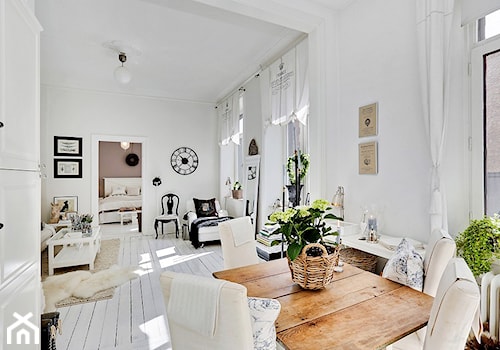 Mieszkanie pełne bieli - Mała biała jadalnia w salonie w kuchni, styl skandynawski - zdjęcie od Casa Bianca