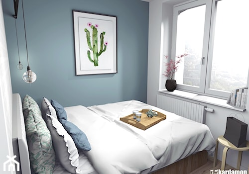 Głęboki błękit z ciepłym drewnem na 31m2 - Mała biała szara sypialnia, styl tradycyjny - zdjęcie od Pracownia Kardamon