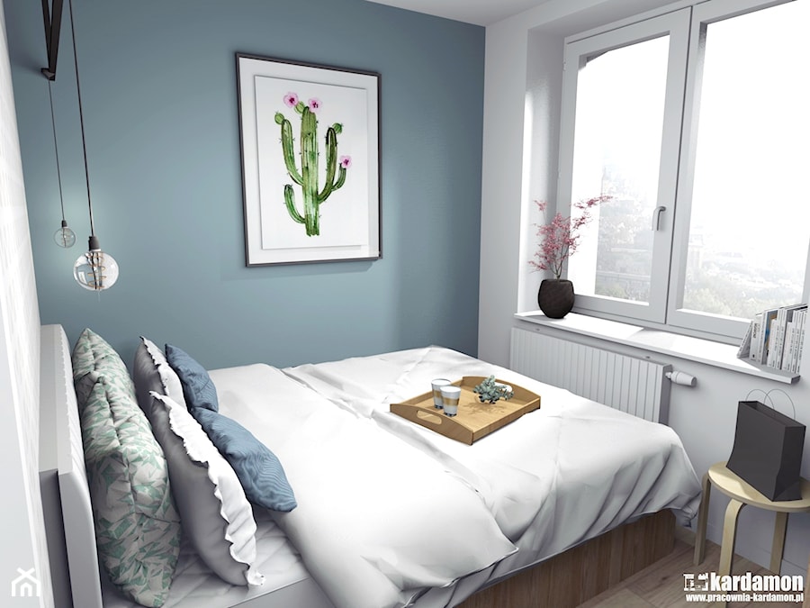 Głęboki błękit z ciepłym drewnem na 31m2 - Mała biała szara sypialnia, styl tradycyjny - zdjęcie od Pracownia Kardamon