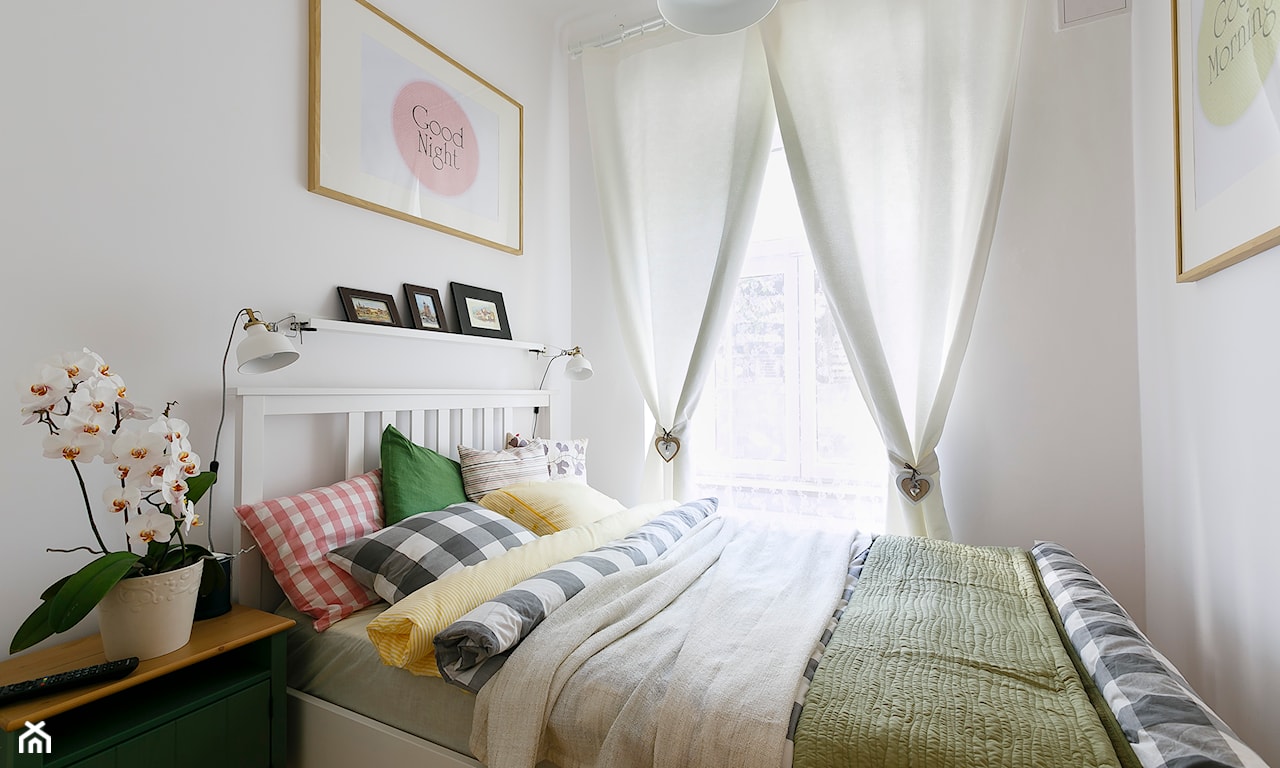 mała sypialnia w kolorze białym