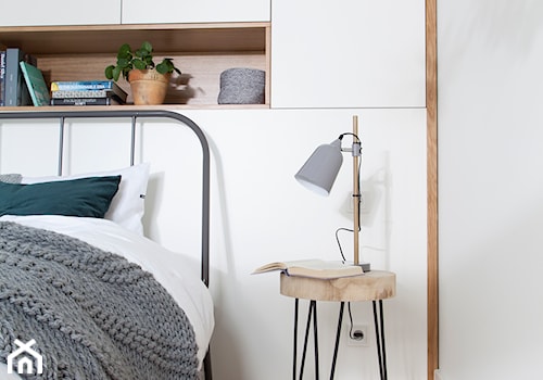 RI_16 - Mała biała sypialnia, styl skandynawski - zdjęcie od MArker Studio