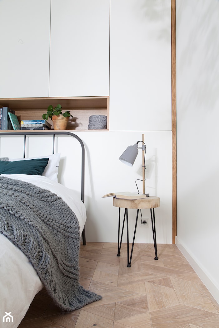 RI_16 - Mała biała sypialnia, styl skandynawski - zdjęcie od MArker Studio - Homebook