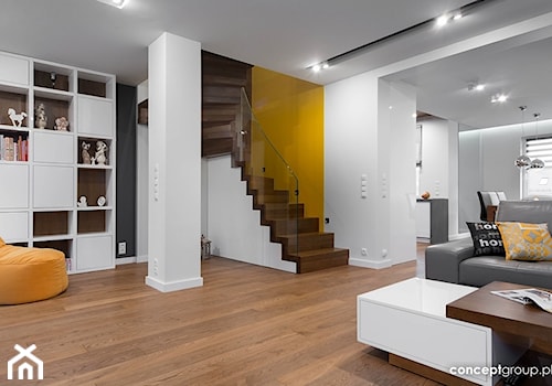 Dom w Raciborzu - Realizacja - Duży biały szary żółty salon z kuchnią z jadalnią, styl nowoczesny - zdjęcie od Conceptgroup