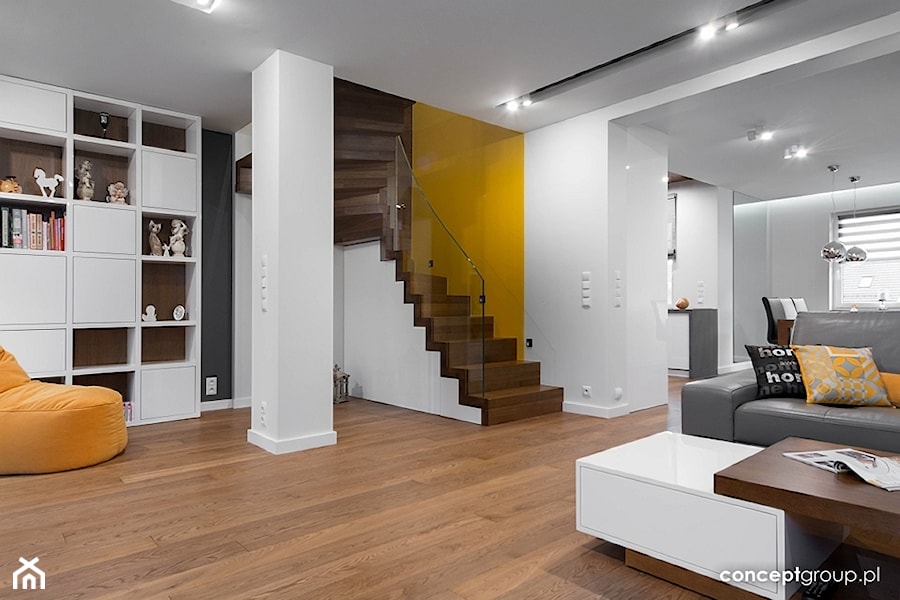 Dom w Raciborzu - Realizacja - Duży biały szary żółty salon z kuchnią z jadalnią, styl nowoczesny - zdjęcie od Conceptgroup