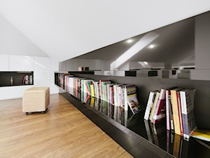 Apartament w Sosnowcu - Realizacja - Biały salon z bibiloteczką - zdjęcie od Conceptgroup