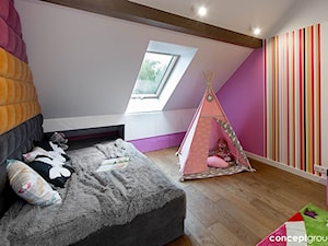 Dom w Raciborzu - Realizacja - Średni biały fioletowy pokój dziecka dla dziecka dla chłopca dla dziewczynki, styl nowoczesny - zdjęcie od Conceptgroup
