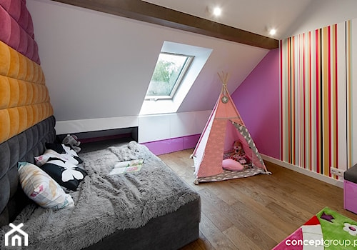 Dom w Raciborzu - Realizacja - Średni biały fioletowy pokój dziecka dla dziecka dla chłopca dla dziewczynki, styl nowoczesny - zdjęcie od Conceptgroup