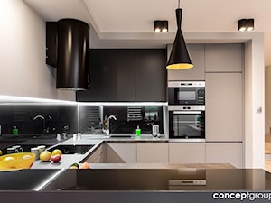Duża otwarta z zabudowaną lodówką z nablatowym zlewozmywakiem kuchnia w kształcie litery u, styl nowoczesny - zdjęcie od Conceptgroup