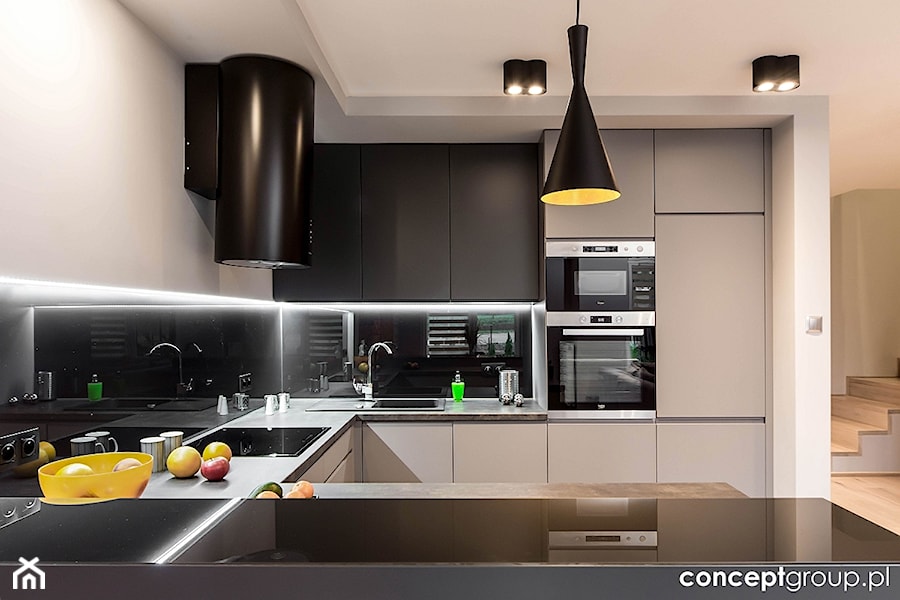Duża otwarta z zabudowaną lodówką z nablatowym zlewozmywakiem kuchnia w kształcie litery u, styl nowoczesny - zdjęcie od Conceptgroup