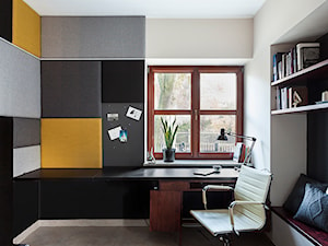 Mieszkanie żeglarza - Małe w osobnym pomieszczeniu z sofą z zabudowanym biurkiem czarne szare biuro, styl skandynawski - zdjęcie od made in HOLA