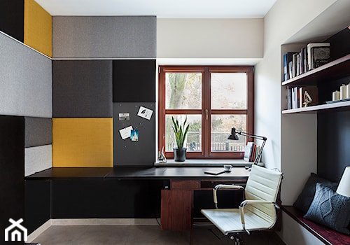 Mieszkanie żeglarza - Małe w osobnym pomieszczeniu z sofą z zabudowanym biurkiem czarne szare biuro, styl skandynawski - zdjęcie od made in HOLA
