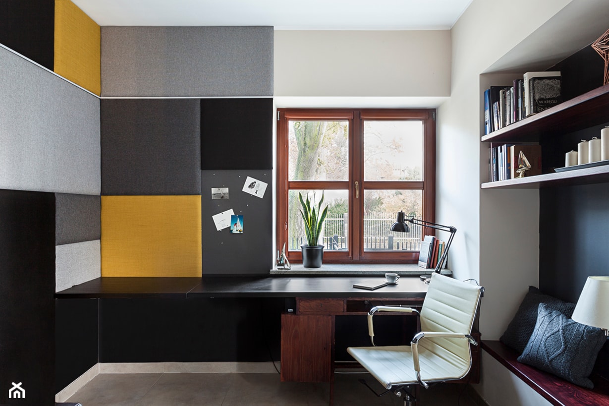 Mieszkanie żeglarza - Małe w osobnym pomieszczeniu z sofą z zabudowanym biurkiem czarne szare biuro, styl skandynawski - zdjęcie od made in HOLA - Homebook