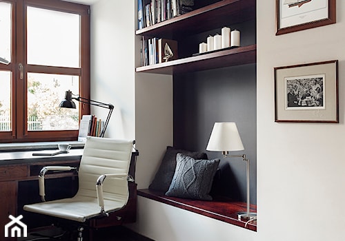Mieszkanie żeglarza - Małe w osobnym pomieszczeniu z sofą z zabudowanym biurkiem białe biuro, styl skandynawski - zdjęcie od made in HOLA
