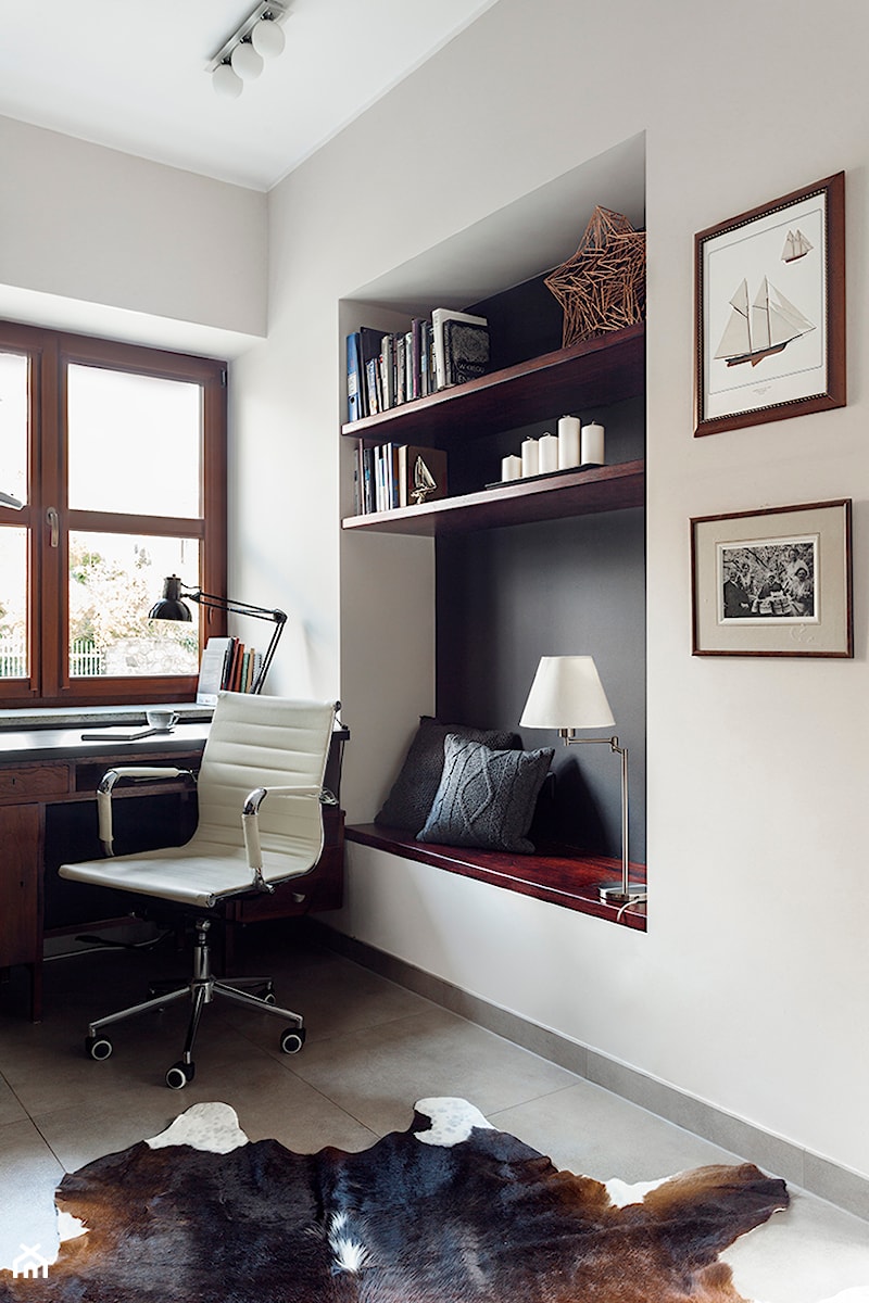 Mieszkanie żeglarza - Małe w osobnym pomieszczeniu z sofą z zabudowanym biurkiem białe biuro, styl skandynawski - zdjęcie od made in HOLA