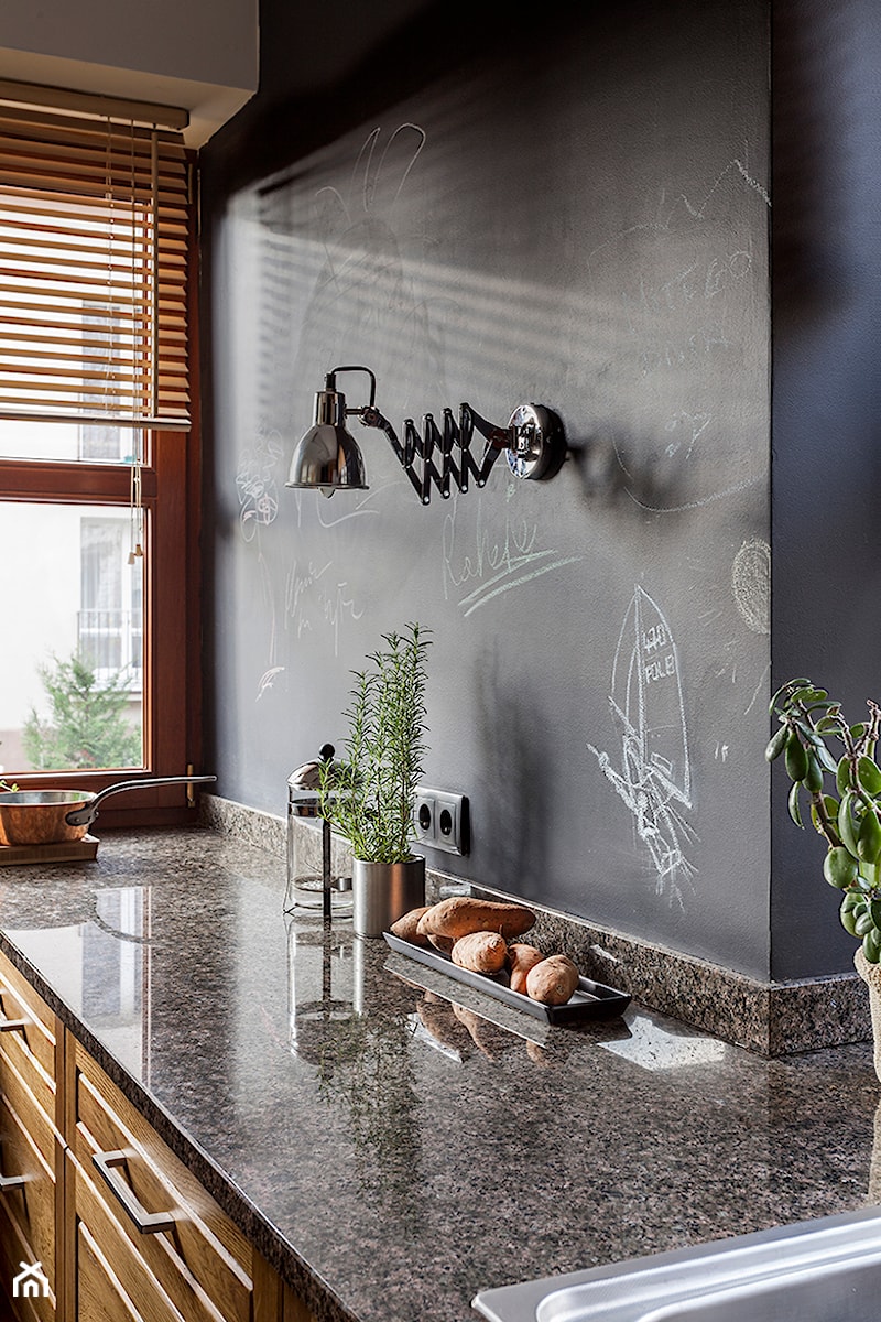 Mieszkanie żeglarza - Mała zamknięta z kamiennym blatem szara z nablatowym zlewozmywakiem kuchnia jednorzędowa z oknem z marmurem nad blatem kuchennym, styl skandynawski - zdjęcie od made in HOLA