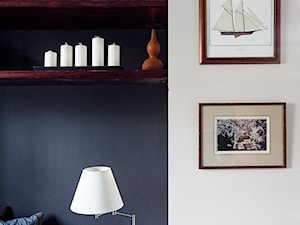 Mieszkanie żeglarza - Mały biały czarny salon, styl glamour - zdjęcie od made in HOLA