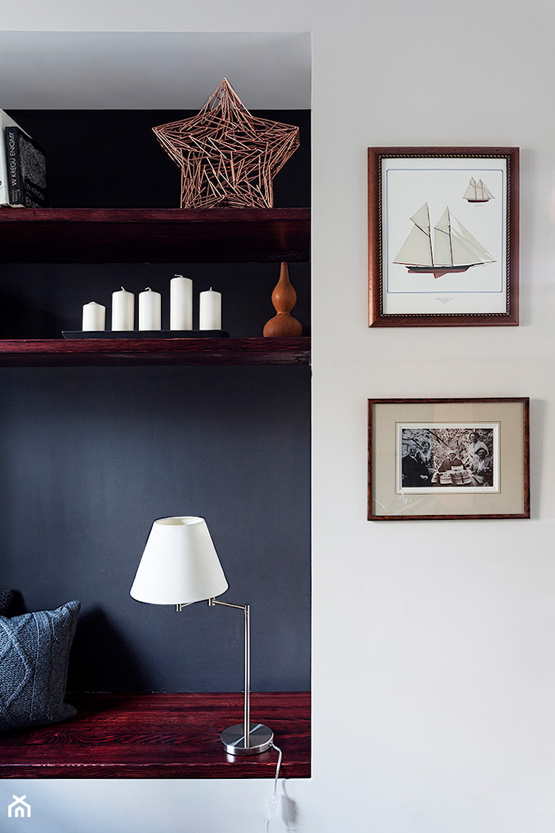Mieszkanie żeglarza - Mały biały czarny salon, styl glamour - zdjęcie od made in HOLA