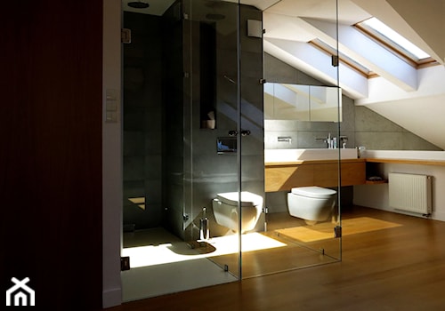 mieszkanie prezesa-120m2 - Duża na poddaszu z dwoma umywalkami łazienka z oknem, styl minimalistyczny - zdjęcie od made in HOLA