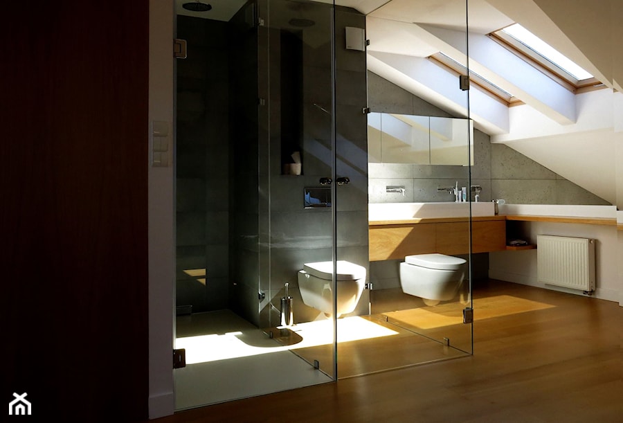 mieszkanie prezesa-120m2 - Duża na poddaszu z dwoma umywalkami łazienka z oknem, styl minimalistyczny - zdjęcie od made in HOLA