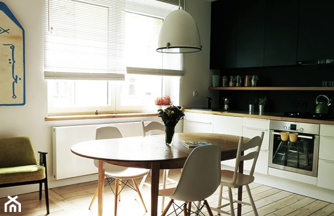 mieszkanie w stylu skandynawskim - Średnia biała jadalnia w kuchni, styl skandynawski - zdjęcie od made in HOLA