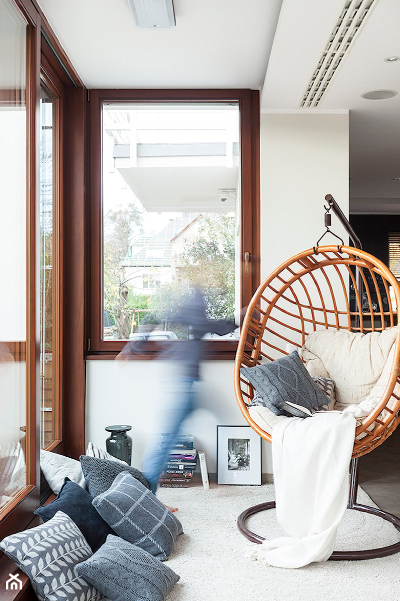 Mieszkanie żeglarza - Biały salon z tarasem / balkonem, styl skandynawski - zdjęcie od made in HOLA