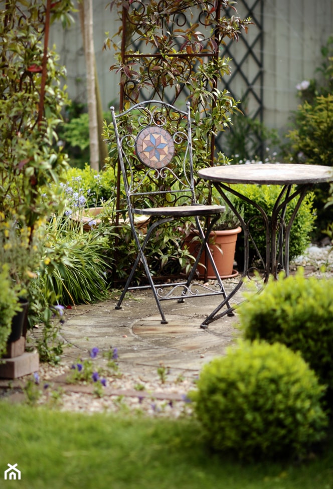 Klasyczny, formalny - Średni z nawierzchnią pokrytą kostką brukową ogród za domem z pergolą - zdjęcie od Green Point Garden Design - Homebook