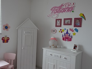 Nasz własny skrawek nieba - Średni biały pokój dziecka dla dziecka dla dziewczynki - zdjęcie od taszix