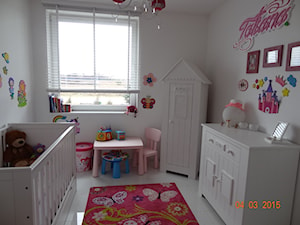 Nasz własny skrawek nieba - Mały biały pokój dziecka dla dziecka dla dziewczynki - zdjęcie od taszix