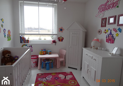 Nasz własny skrawek nieba - Mały biały pokój dziecka dla dziecka dla dziewczynki - zdjęcie od taszix