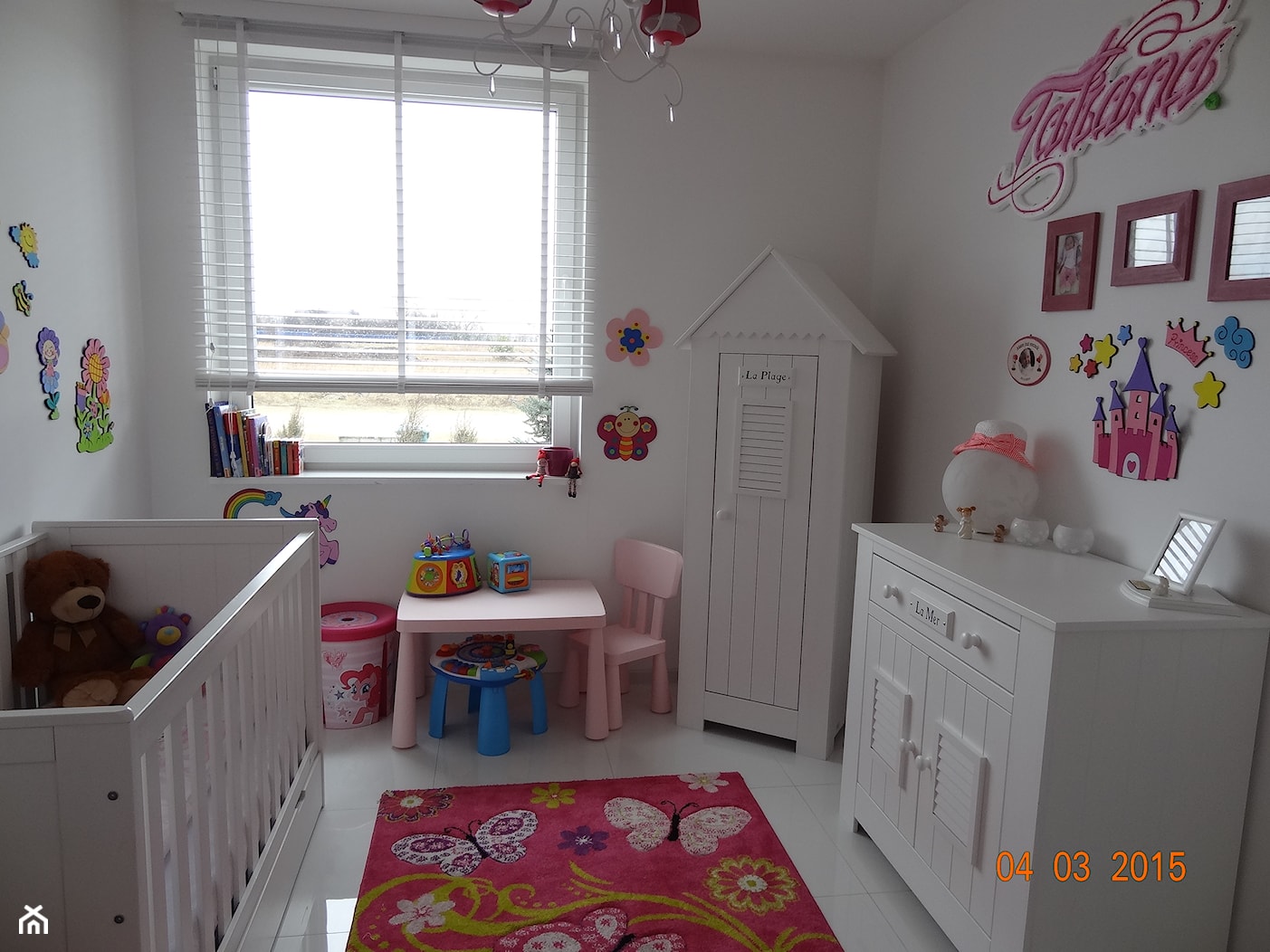Nasz własny skrawek nieba - Mały biały pokój dziecka dla dziecka dla dziewczynki - zdjęcie od taszix - Homebook