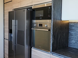 Kuchnia w drewnie i bieli - Mała zamknięta z kamiennym blatem biała z zabudowaną lodówką kuchnia jednorzędowa z kompozytem na ścianie nad blatem kuchennym, styl nowoczesny - zdjęcie od IM WNĘTRZA | Projektowanie wnętrz