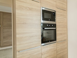 Metamorfoza niedużej kuchni - Mała beżowa z zabudowaną lodówką kuchnia jednorzędowa, styl tradycyjny - zdjęcie od IM WNĘTRZA | Projektowanie wnętrz