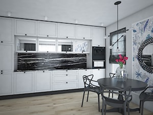 SALON Z ANEKSEM W STYLU GLAMOUR - Średnia zamknięta czarna szara z zabudowaną lodówką z podblatowym zlewozmywakiem kuchnia jednorzędowa z oknem z marmurem nad blatem kuchennym, styl glamour - zdjęcie od IM WNĘTRZA | Projektowanie wnętrz