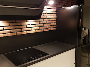 Kuchnia z cegłą - Mała zamknięta z kamiennym blatem czarna z zabudowaną lodówką kuchnia jednorzędowa ... - zdjęcie od Art.studio