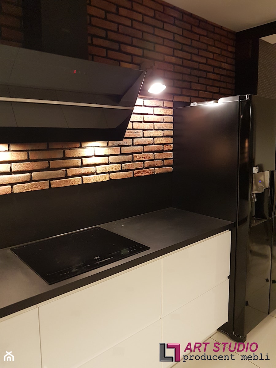 Kuchnia z cegłą - Mała zamknięta z kamiennym blatem czarna z zabudowaną lodówką kuchnia jednorzędowa, styl nowoczesny - zdjęcie od Art.studio