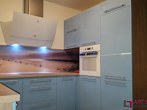 Kuchnia w niebieskim kolorze - Średnia otwarta kuchnia w kształcie litery u w aneksie, styl nowocze ... - zdjęcie od Art.studio