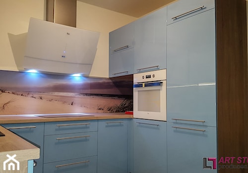 Kuchnia w niebieskim kolorze - Średnia otwarta z salonem z zabudowaną lodówką kuchnia w kształcie litery u, styl nowoczesny - zdjęcie od Art.studio