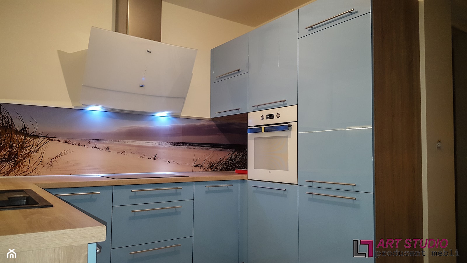 Kuchnia w niebieskim kolorze - Średnia otwarta z salonem z zabudowaną lodówką kuchnia w kształcie litery u, styl nowoczesny - zdjęcie od Art.studio - Homebook