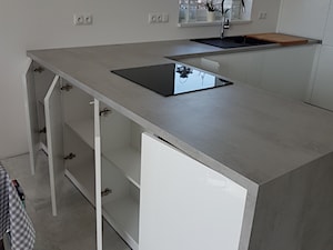Kuchnia nowoczesna biały lakier wysoki połysk - Średnia otwarta szara kuchnia w kształcie litery u z ... - zdjęcie od Art.studio