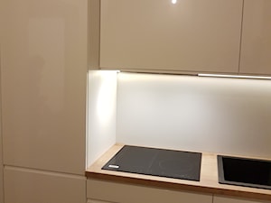 Kuchnia nowoczesna - fronty lakier biały - zdjęcie od Art.studio