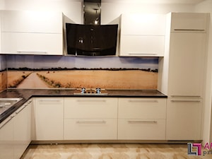 Kuchnia biała - Duża otwarta biała z zabudowaną lodówką z podblatowym zlewozmywakiem kuchnia w kształcie litery l, styl nowoczesny - zdjęcie od Art.studio