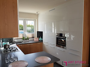 Kuchnia nowoczesna akryl i dekor - Średnia otwarta biała kuchnia w kształcie litery g z oknem, styl ... - zdjęcie od Art.studio