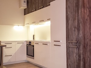 Aneks kuchenny - Mała średnia otwarta z salonem biała z zabudowaną lodówką kuchnia w kształcie liter ... - zdjęcie od Art.studio