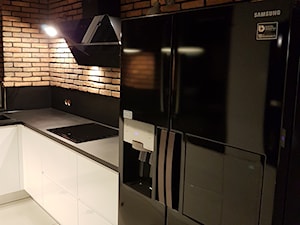 Kuchnia z cegłą - Mała otwarta czarna brązowa kuchnia w kształcie litery l, styl nowoczesny - zdjęcie od Art.studio