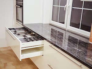 Kuchnia biała - Mała średnia duża otwarta zamknięta z kamiennym blatem kuchnia jednorzędowa, styl nowoczesny - zdjęcie od Art.studio