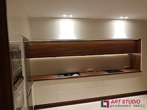 Kuchnia #11 - Duża beżowa z zabudowaną lodówką z podblatowym zlewozmywakiem kuchnia w kształcie lit ... - zdjęcie od Art.studio