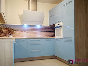 Kuchnia w niebieskim kolorze - Średnia zamknięta biała kuchnia w kształcie litery u, styl nowoczesn ... - zdjęcie od Art.studio