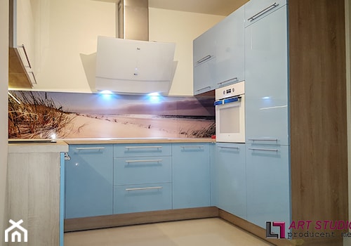 Kuchnia w niebieskim kolorze - Średnia zamknięta biała z zabudowaną lodówką z nablatowym zlewozmywakiem kuchnia w kształcie litery u, styl nowoczesny - zdjęcie od Art.studio
